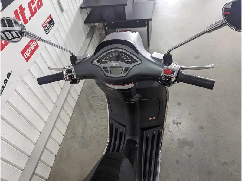 2023 Vespa Sprint 50 thumbnail 7