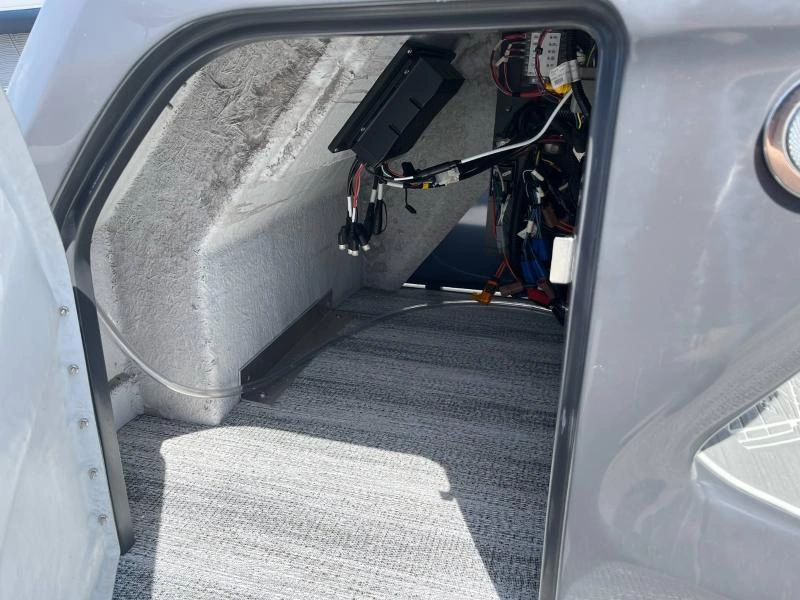 Bennington Marine M22 Swingback 3t 2025 alt