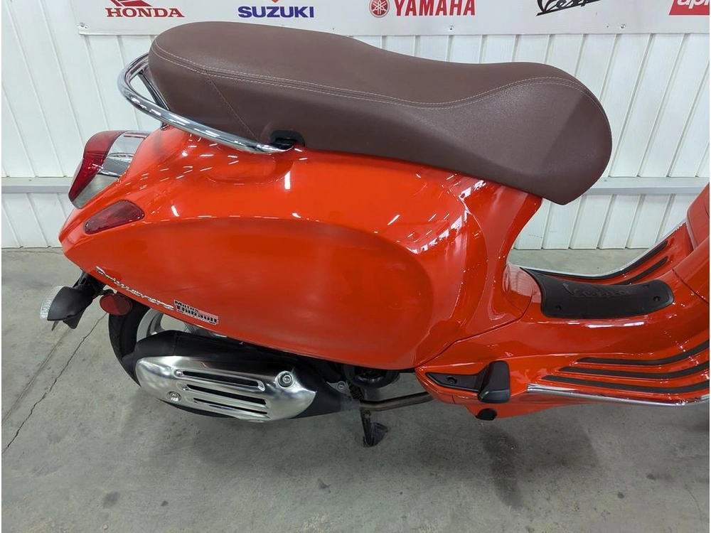 2022 Vespa Primavera 50 alt
