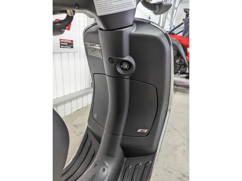 2023 Vespa Sprint 50 thumbnail 4
