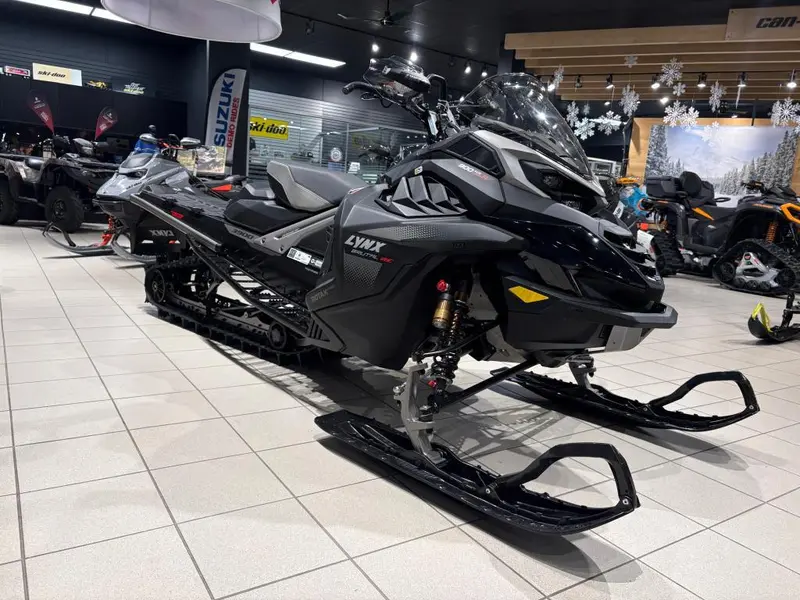 2026 LYNX BRUTAL RE 15'' 900 ACE Turbo R PowderMax 2.5'' E.S. w/ 10.25'' Touchscreen