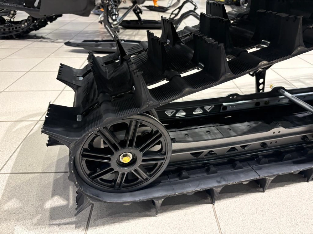 Lynx Brutal Re 15'' 900 Ace Turbo R Powdermax 2.5'' E.s. W/ 10.25'' Touchscreen 2026 alt