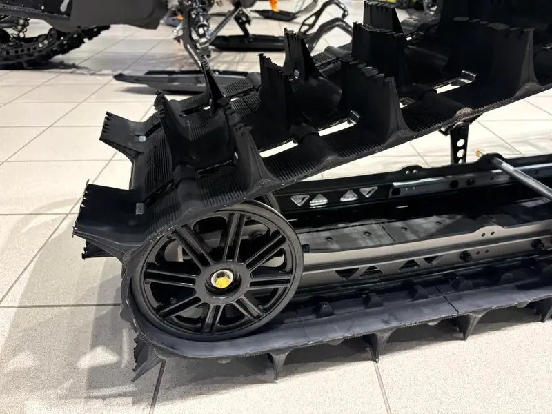 2026 LYNX BRUTAL RE 15'' 900 ACE Turbo R PowderMax 2.5'' E.S. w/ 10.25'' Touchscreen