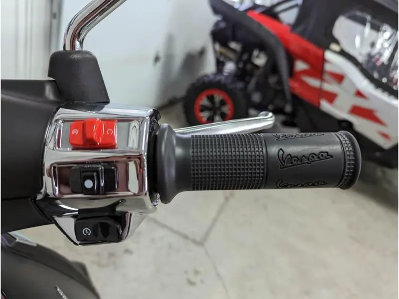 2023 Vespa Sprint 50 thumbnail 6