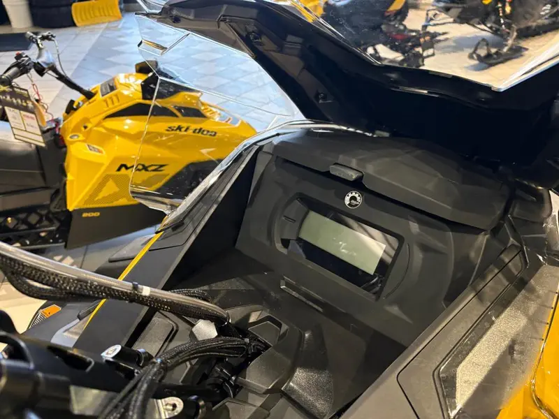 2026 Ski-Doo EXPEDITION SPORT 900 ACE Charger 1.5'' E.S.