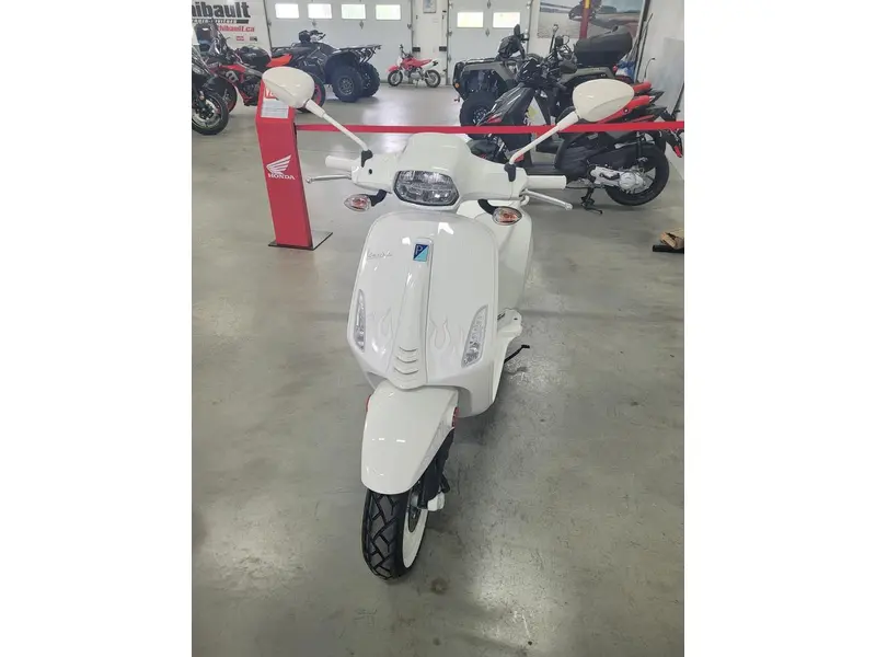 2022 Vespa Sprint 50 thumbnail 2