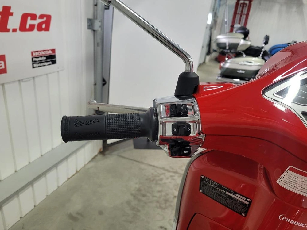 2023 Vespa Primavera 50 alt