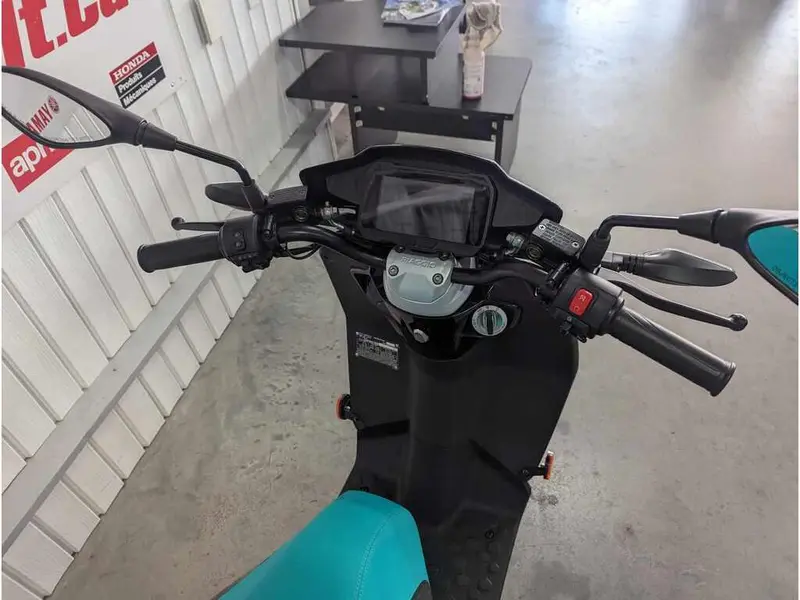2022 Piaggio 1 Active thumbnail 9
