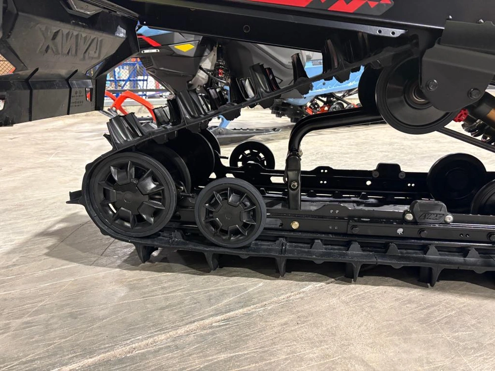 Lynx Brutal Re 15'' 900 Ace Turbo R Powdermax 2.5'' E.s. W/ 10.25'' Touchscreen 2026 alt