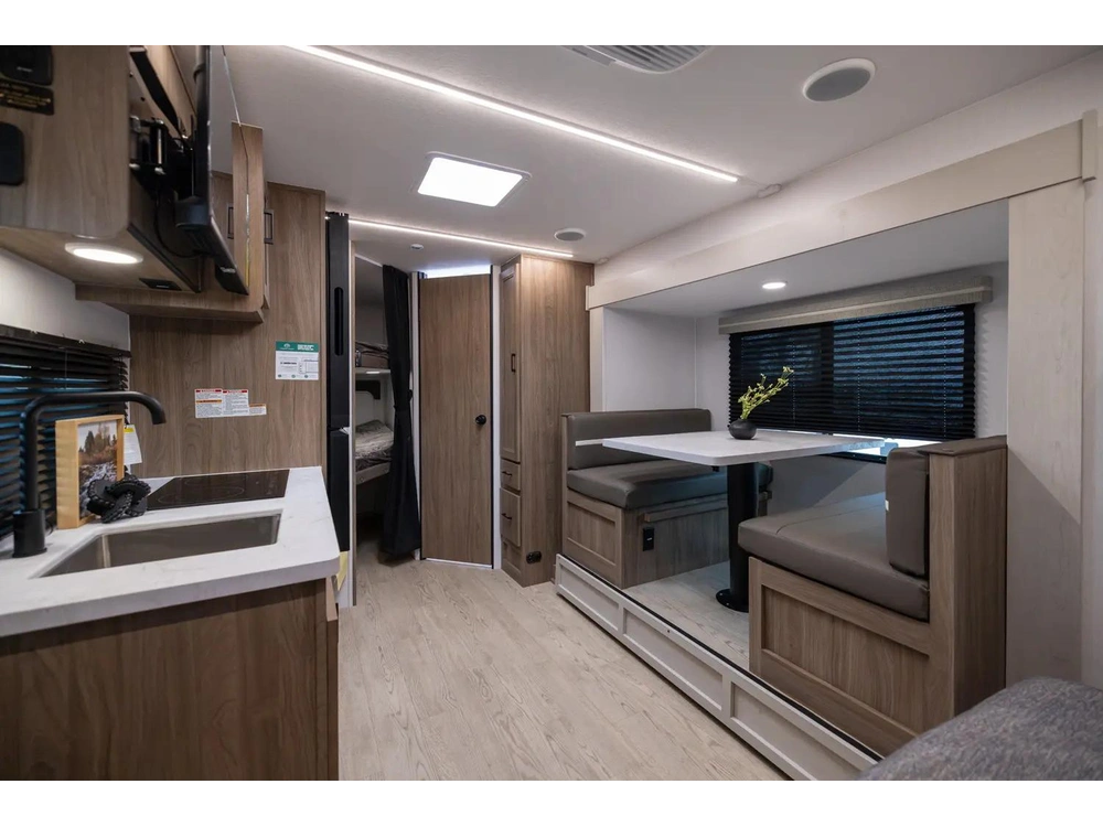 Coachmen Freedom Express 21se 2026 alt