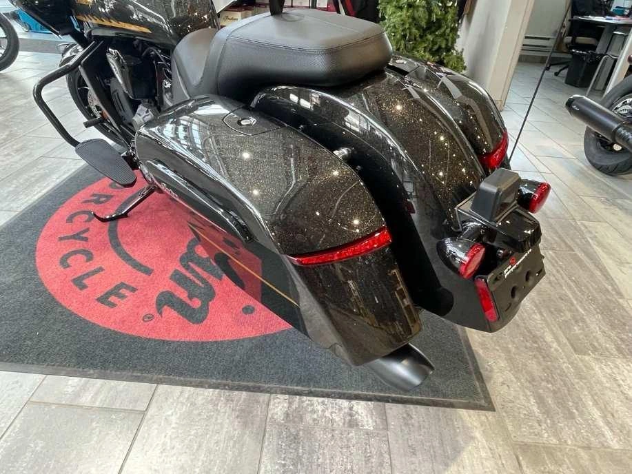 2026 Indian Motorcycle Challenger Dark Horse + 112 Package alt
