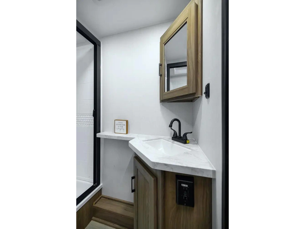 Coachmen Freedom Express 258bhs 2026 alt