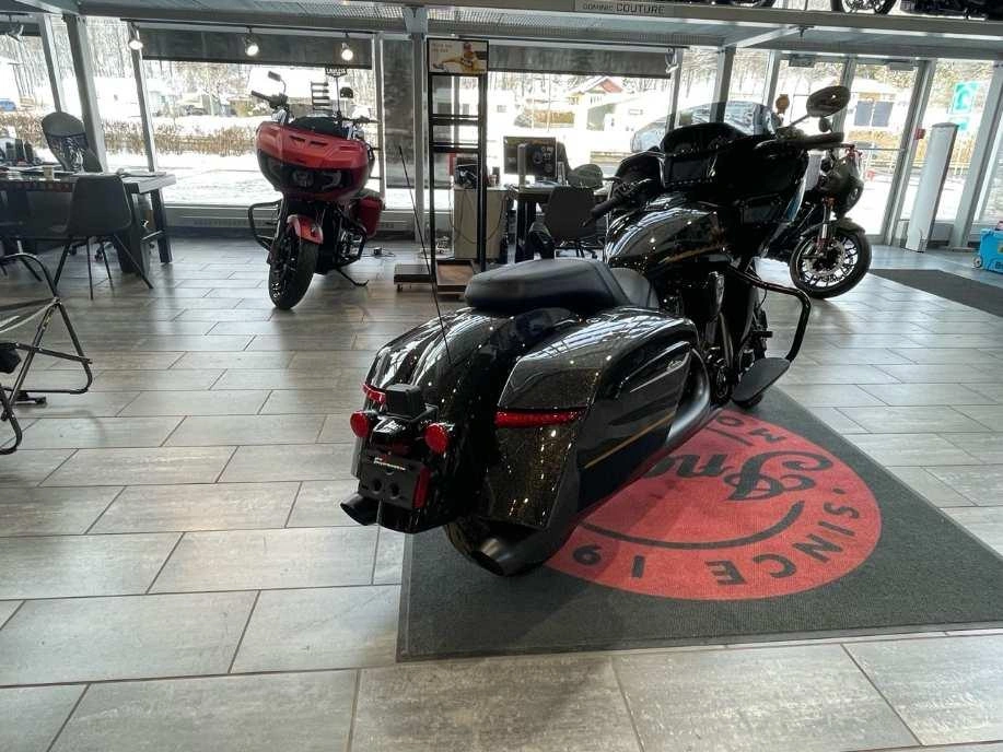2026 Indian Motorcycle Challenger Dark Horse + 112 Package alt