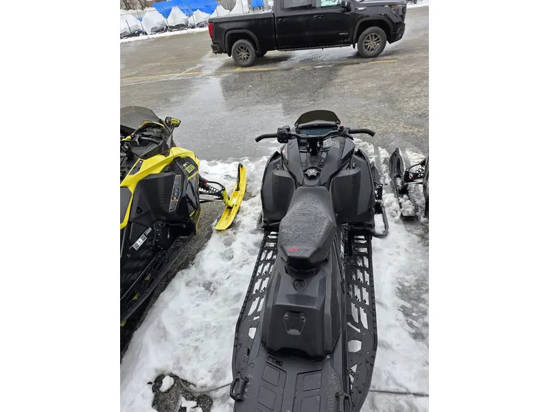 2025 Ski-Doo MXZ XRS 850