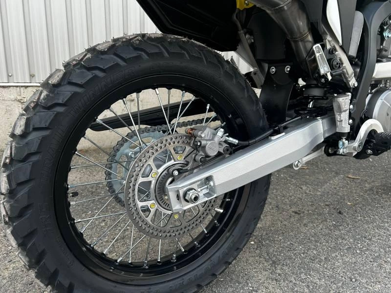 2025 Suzuki Dr-z4s alt