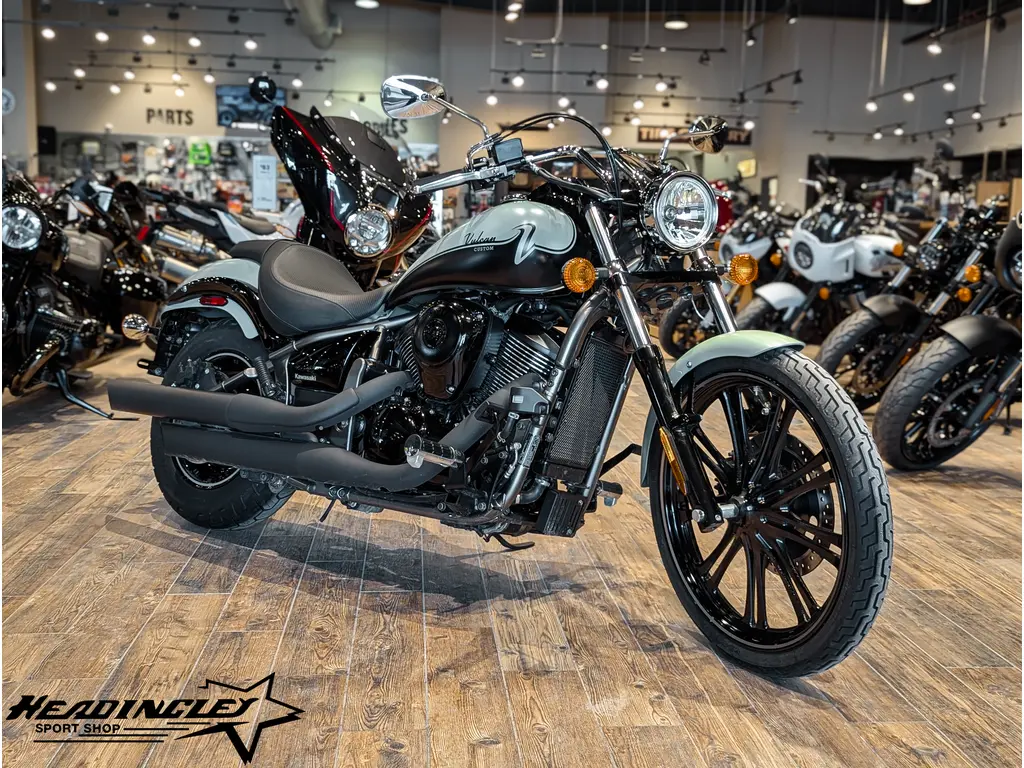 2023 Kawasaki Vulcan 900 Custom // Pearl Matte Sage Green/Flat Ebony 