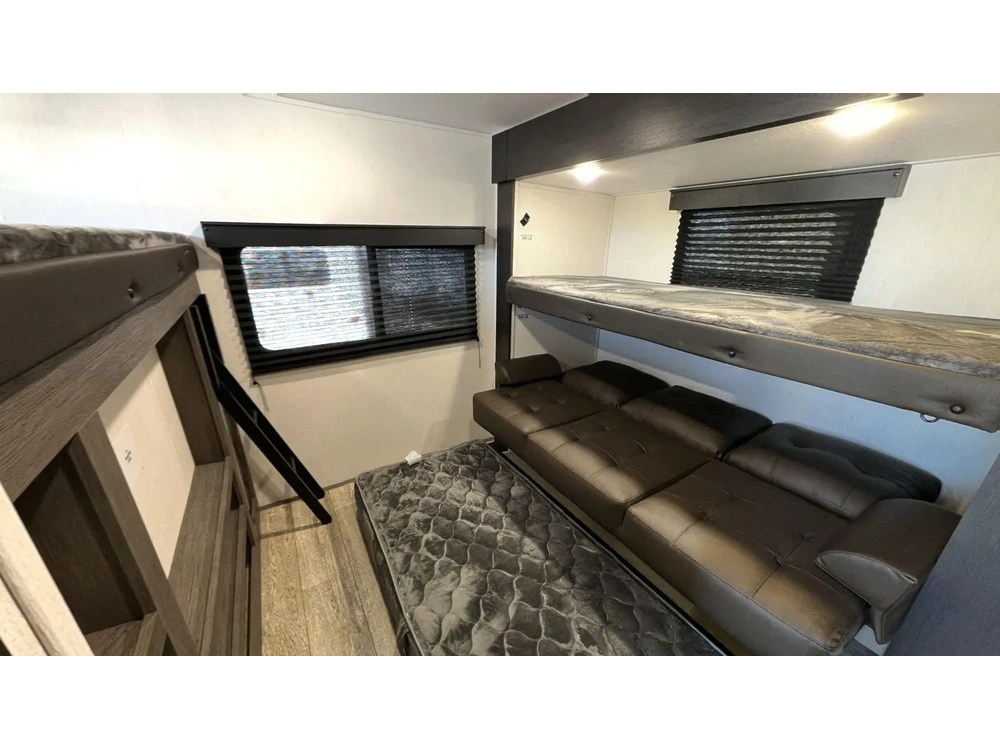 Alpha Wolf 33bh 2025 alt