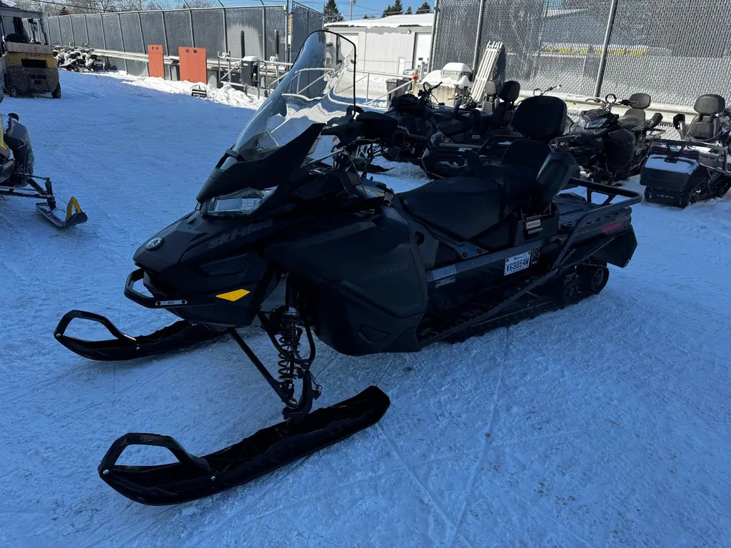 2025 Ski-Doo EXPEDITION LE 20″ 900 ACE Silent Cobra 1.5″ E.S.