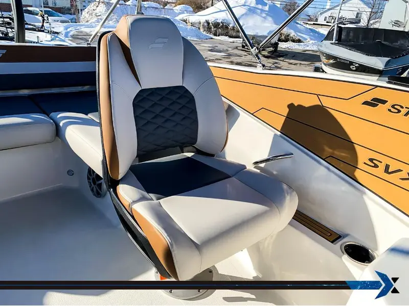 Starcraft SVX 190 OB 140HP deck boat bateau Ponté 2025