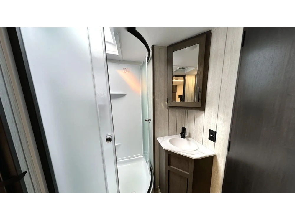 Alpha Wolf 33bh 2025 alt