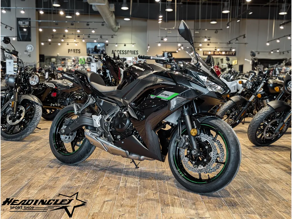 2025 Kawasaki Ninja 650 // Metallic Spark Black/Metallic Flat Spark Black