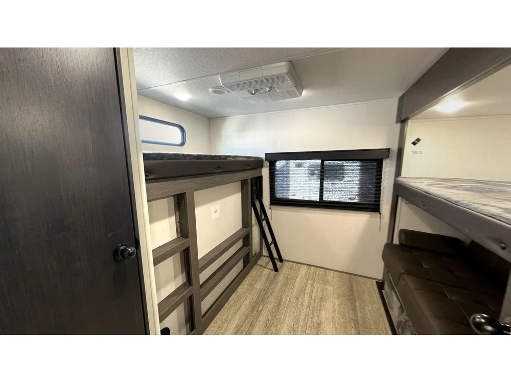 Alpha Wolf 33bh 2025 alt