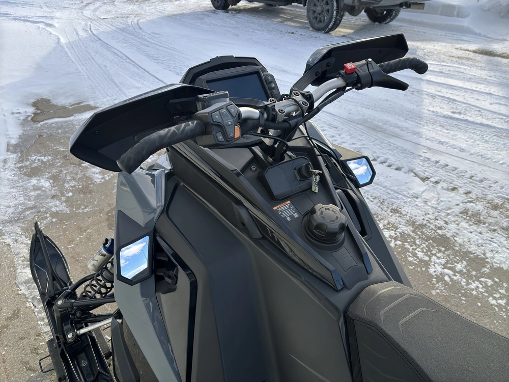 Polaris 850 Indy Vr1 129 2021 alt