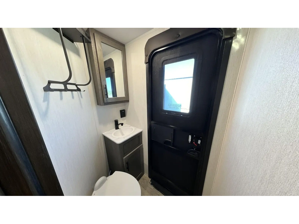 Alpha Wolf 33bh 2025 alt