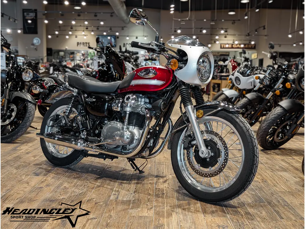 2022 Kawasaki W800 // Candy Fire Red/Metallic Diablo Black 