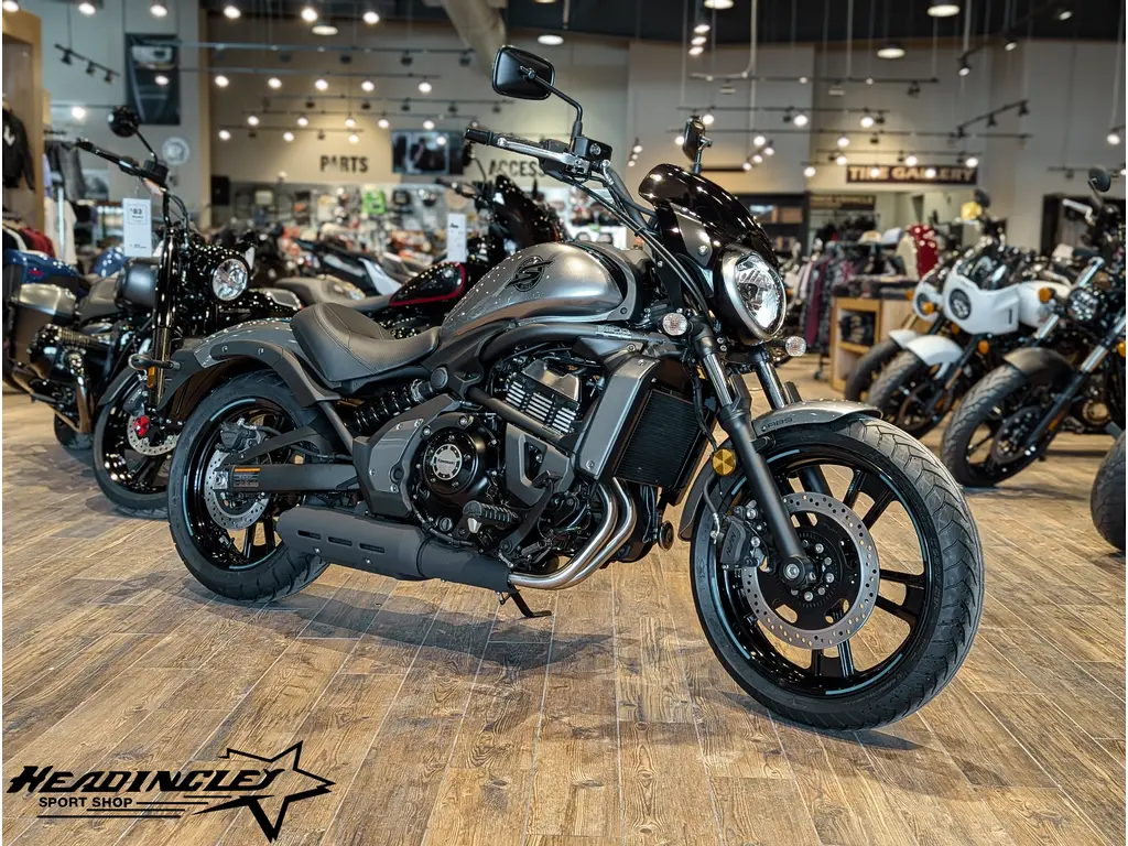 2025 Kawasaki Vulcan S Cafe // Metallic Moondust Gray/Metallic Spark Black