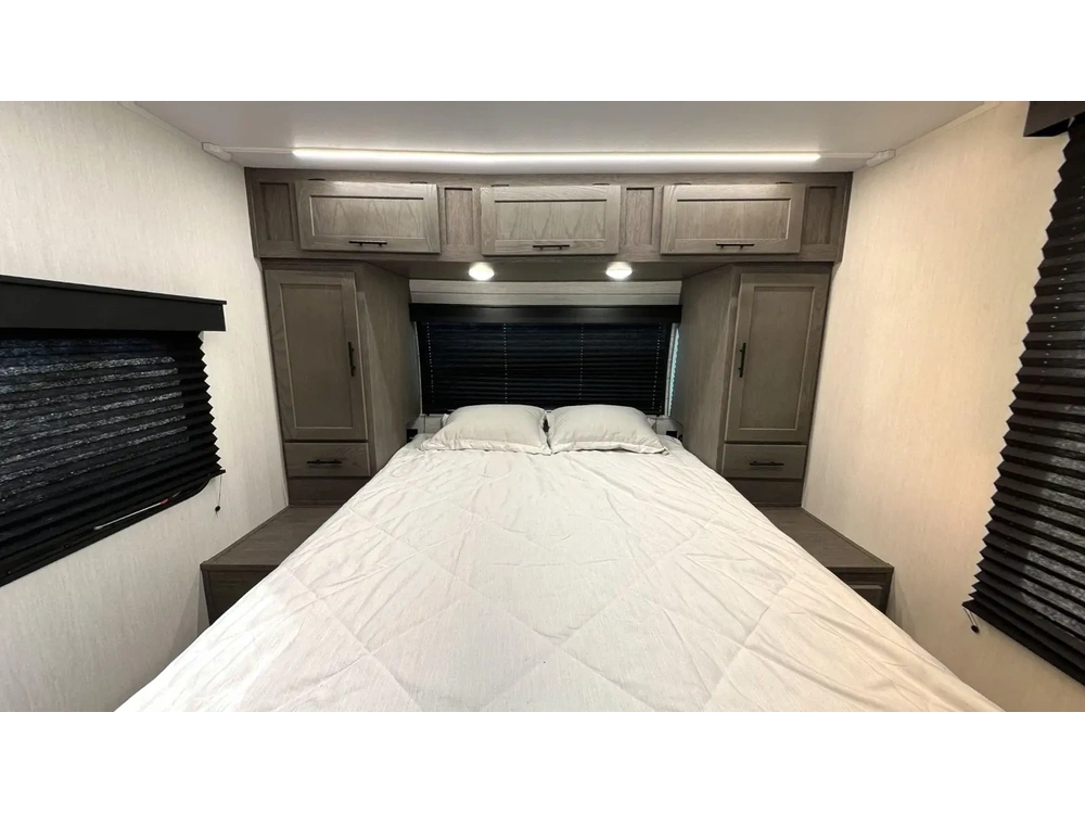 Alpha Wolf 33bh 2025 alt