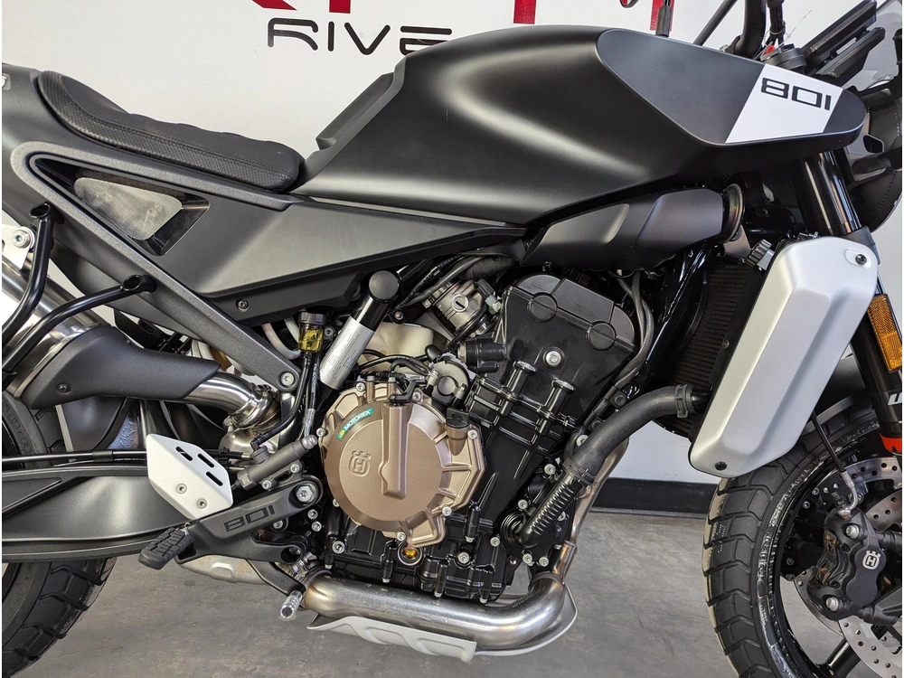 2025 Husqvarna Svartpilen 801 *2.99% Sur 60 Mois alt