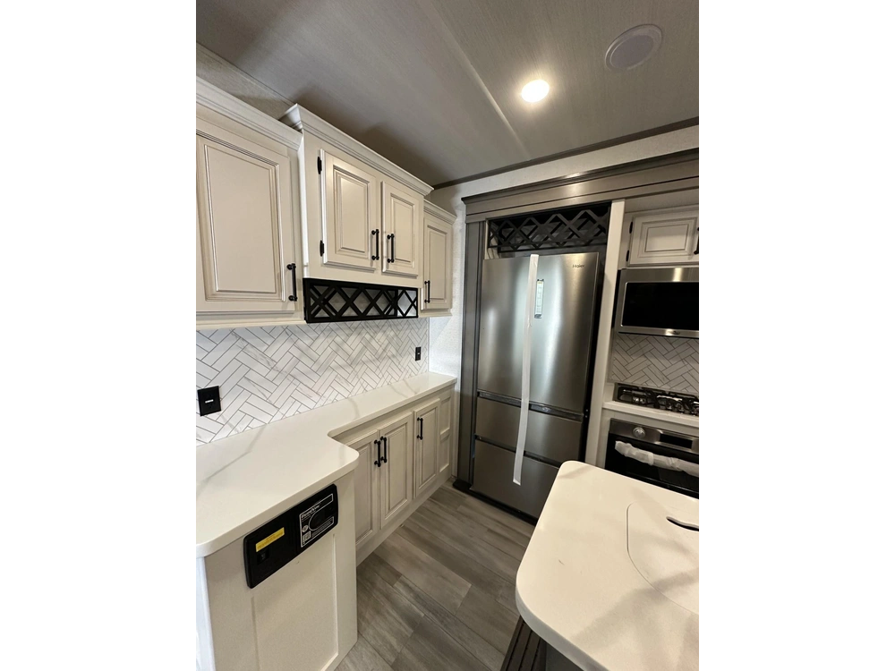 2025 Keystone Rv Retreat 39loft alt