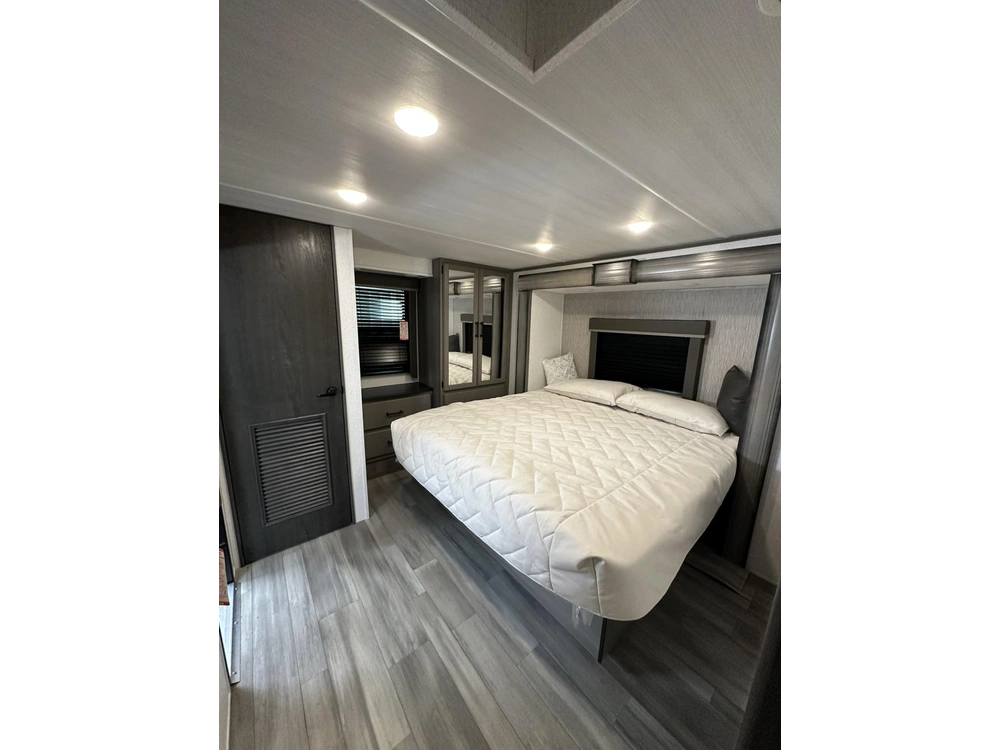 2025 Keystone Rv Retreat 39loft alt