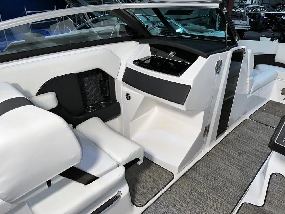 Four Winns H6 Mercruiser 6.2l / Bravo 3 - Demo 2025 alt