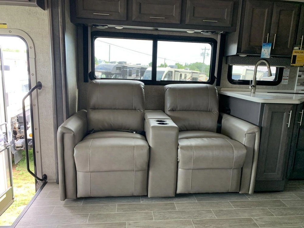 2022 Thor Motor Coach Miramar 35.2 alt
