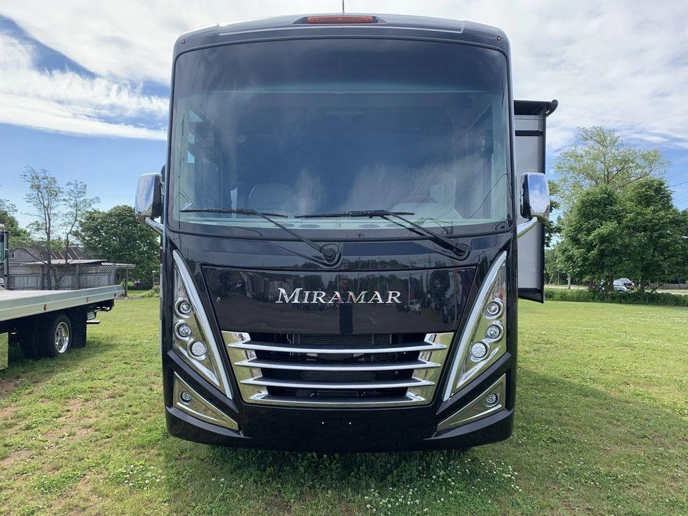 2022 Thor Motor Coach Miramar 35.2 alt