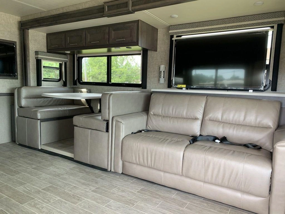 2022 Thor Motor Coach Miramar 35.2 alt