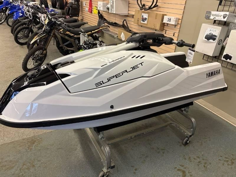 2023 Yamaha Superjet alt