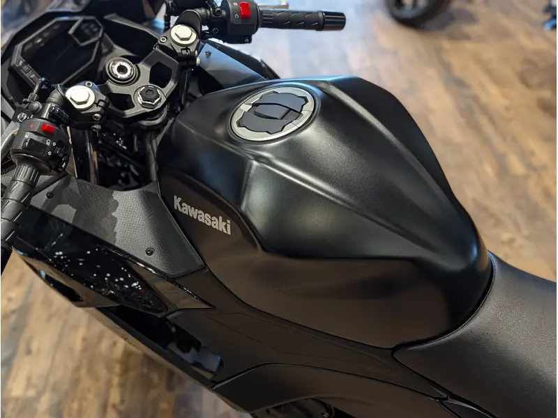 2026 Kawasaki Ninja 500 // Metallic Flat Spark Black/Metallic Spark Black thumbnail 9