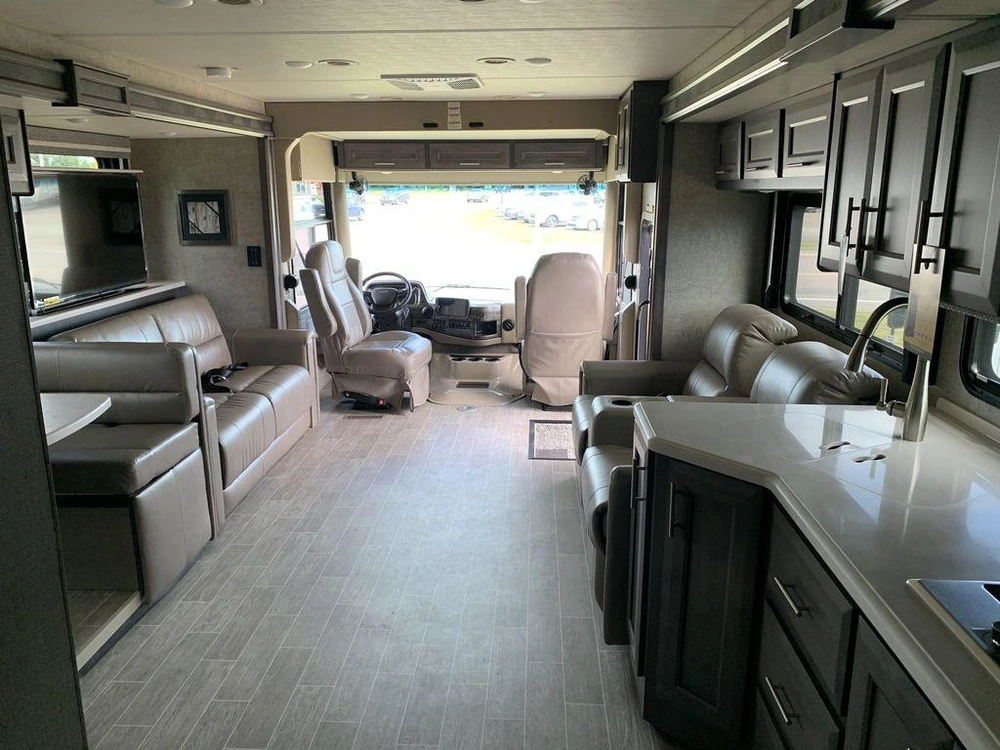 2022 Thor Motor Coach Miramar 35.2 alt