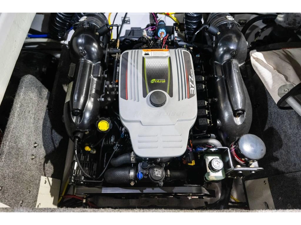 2012 Four Winns 230 Horizon alt