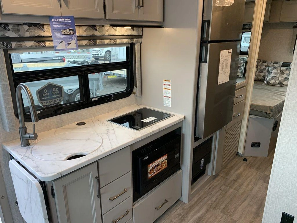 2024 Thor Motor Coach Vegas 24.1 alt