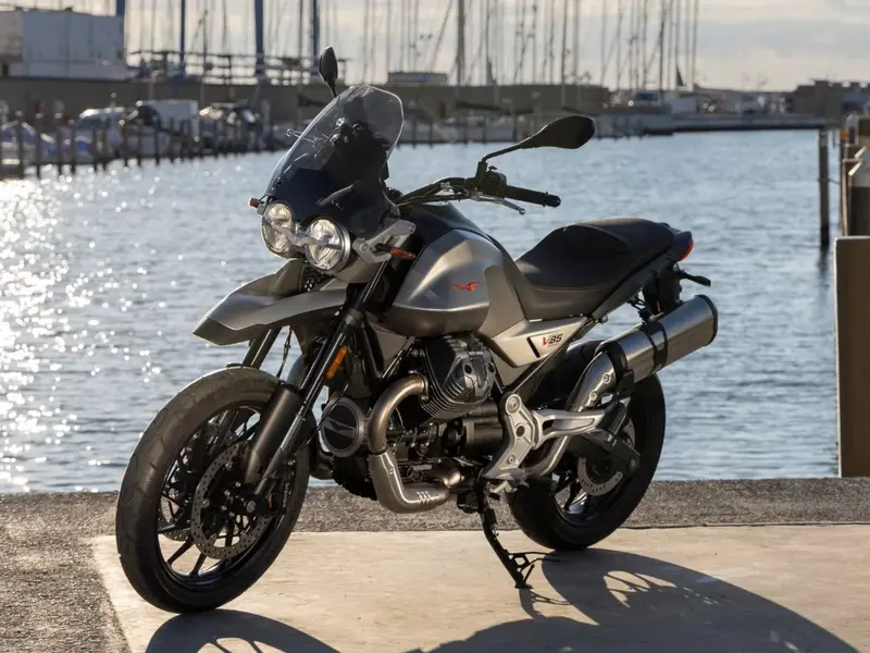 2025 Moto Guzzi V85TT Strada