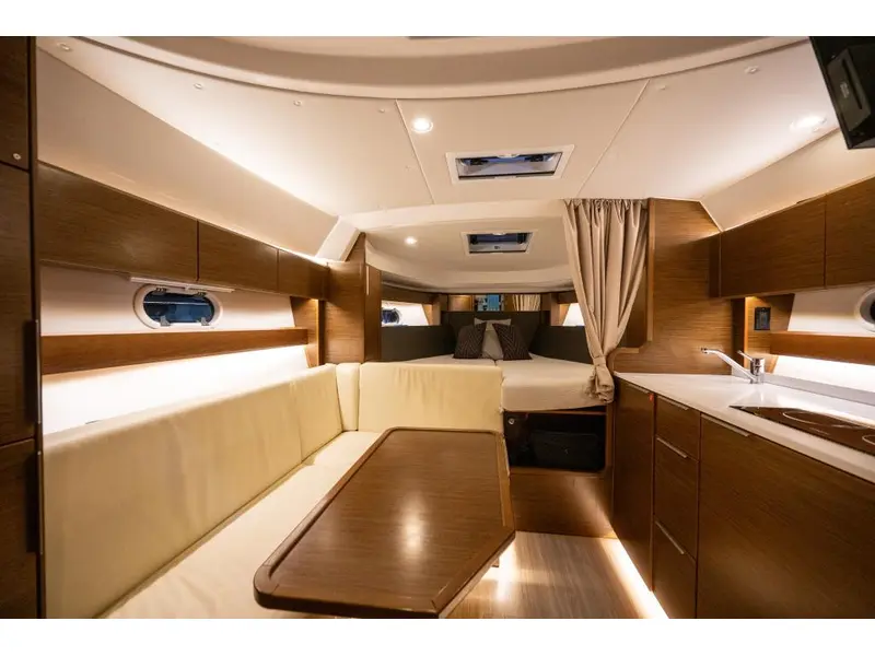 2018 Bavaria Motoryachts S33 HT VOLVO D3-220 thumbnail 12