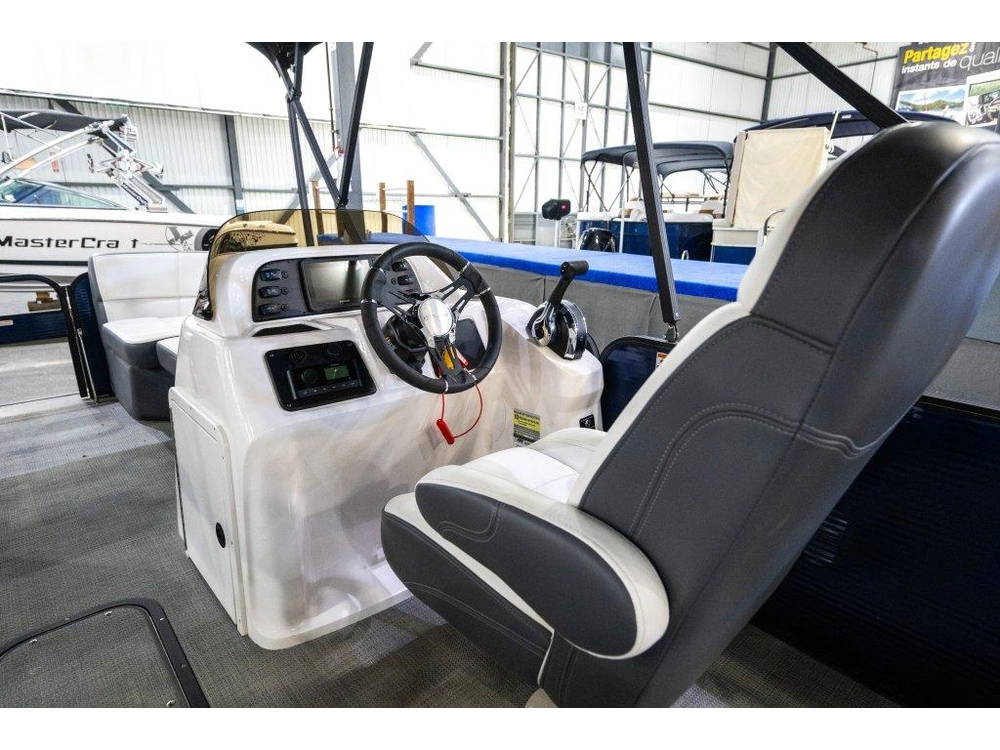 Manitou 22 Aurora Le Angler Merc 115 2022 alt