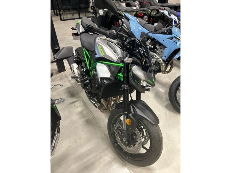 2025 Kawasaki Z900 alt