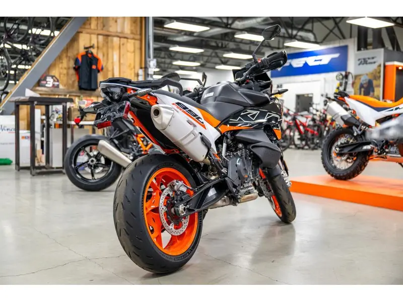 2024 KTM 890 SMT thumbnail 3