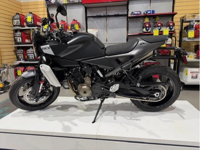 2025 Husqvarna Svartpilen 801 alt