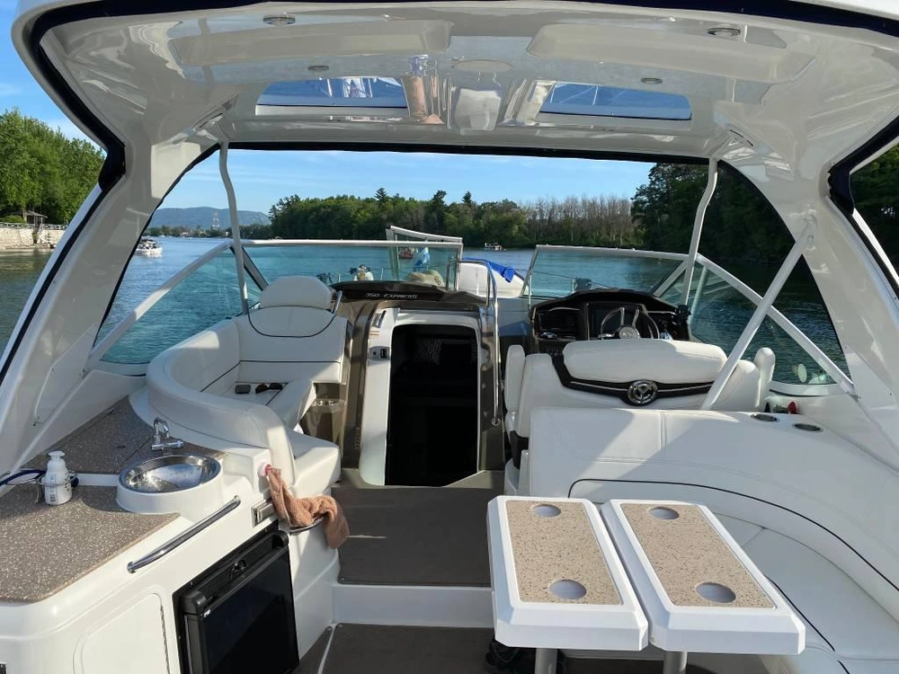 Cruisers Yachts 350 Express 2012 alt